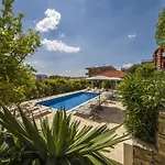 Dvori Vi Kovi-seven Bedroom With Swimming Pool Podstrana