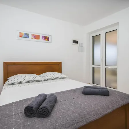 Dvori Vi Kovi-seven Bedroom With Swimming Pool Podstrana