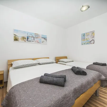 Villa Dvori Vi Kovi-seven Bedroom With Swimming Pool Podstrana