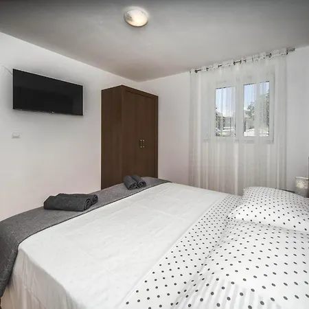 Dvori Vi Kovi-seven Bedroom With Swimming Pool Podstrana