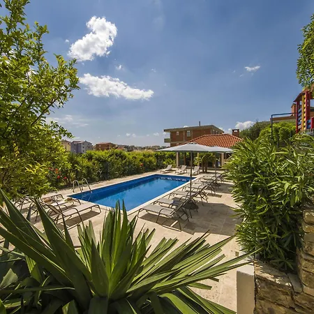 Dvori Vi Kovi-seven Bedroom With Swimming Pool 珀德垂那