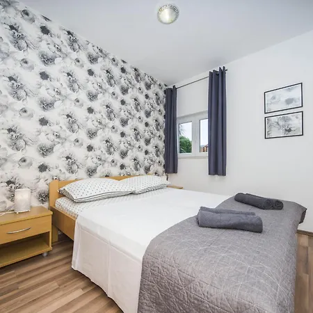 Dvori Vi Kovi-seven Bedroom With Swimming Pool * Podstrana