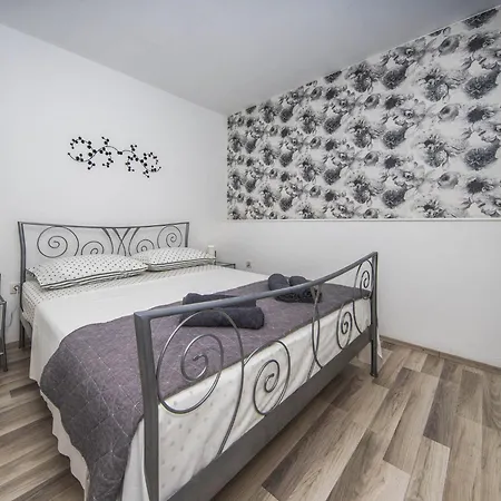 Dvori Vi Kovi-seven Bedroom With Swimming Pool Villa Podstrana