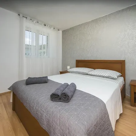Dvori Vi Kovi-seven Bedroom With Swimming Pool Villa