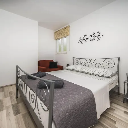 Dvori Vi Kovi-seven Bedroom With Swimming Pool 别墅 珀德垂那