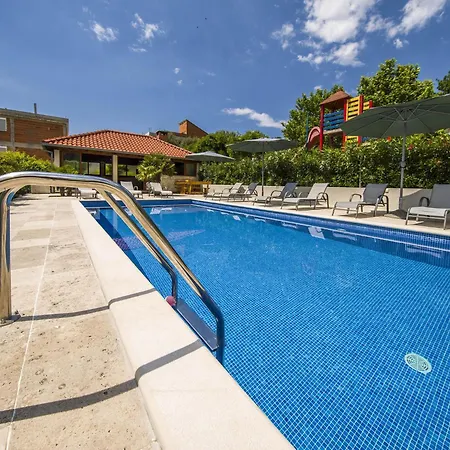 Dvori Vi Kovi-seven Bedroom With Swimming Pool 别墅 *